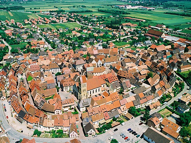 Panoramaudsigt over den charmerende middelalderby Eguisheim